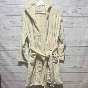 Summer & Rose Robe NWT